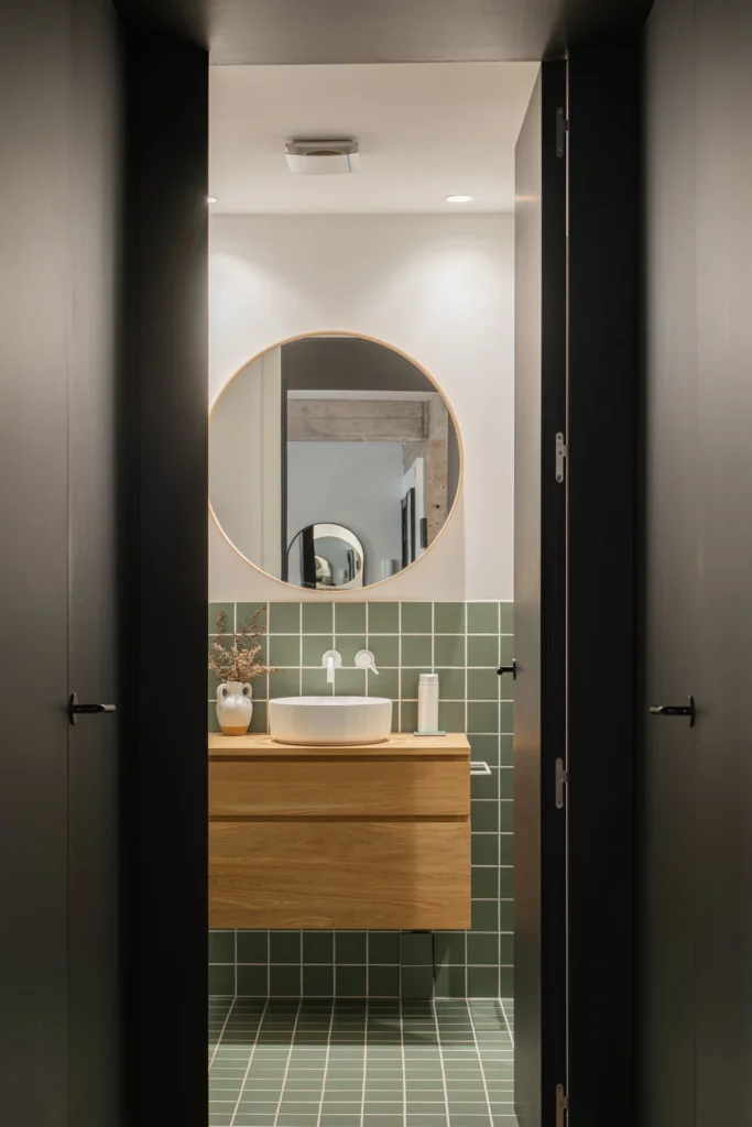 Puerta del cuarto de baño en el proyecto TRB