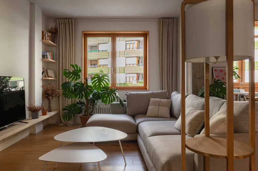 Salón con TV en el proyecto TRB