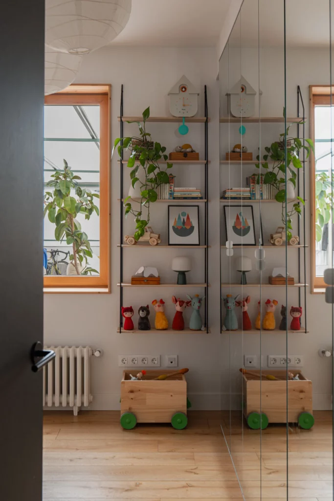 Estantes en el dormitorio infantil del proyecto TRB