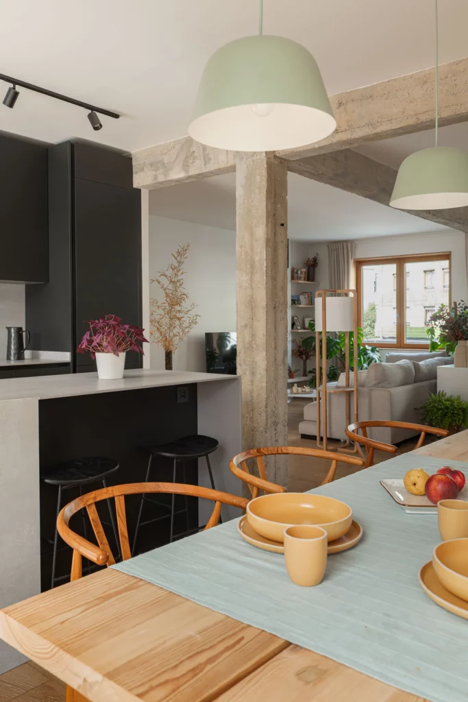 Cocina conectada con el comedor en el proyecto TRB