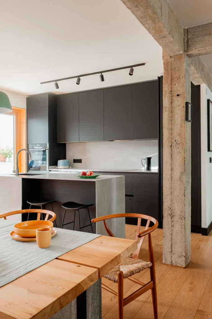 Cocina abierta a la zona de comedor en el proyecto TRB