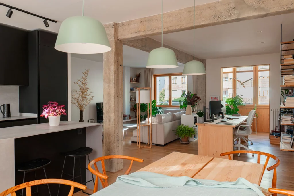 Cocina abierta al salón en el proyecto TRB