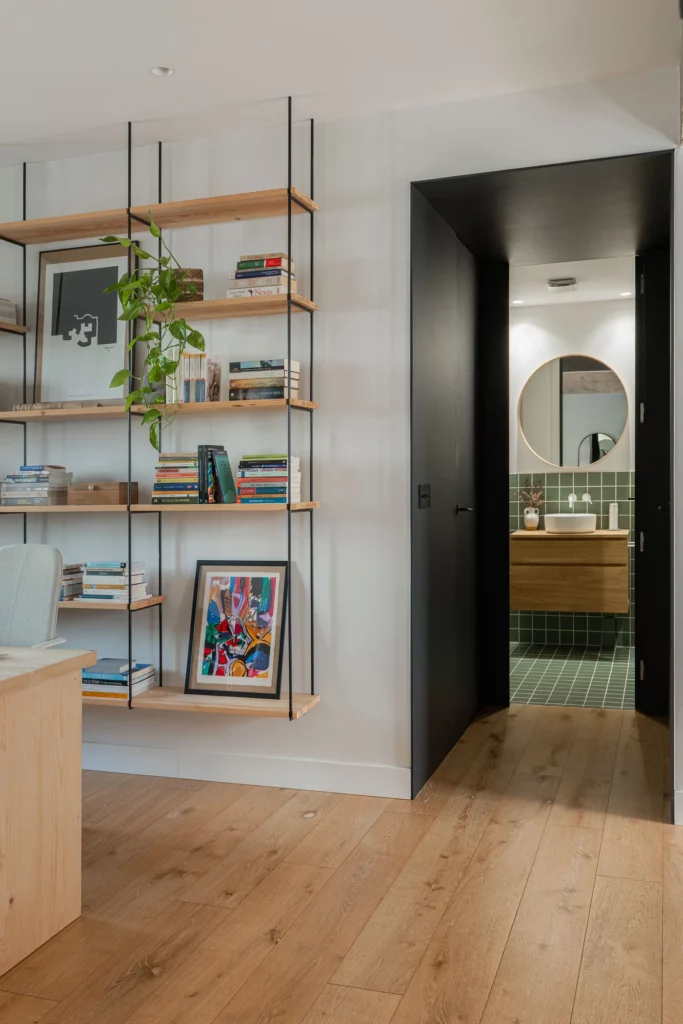 Estudio y biblioteca con vista al baño en el proyecto TRB